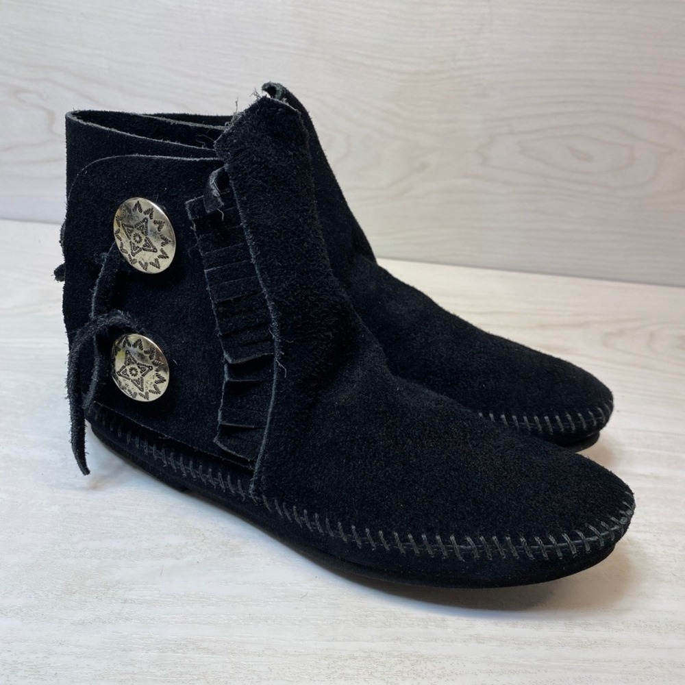 Minnetonka Womens 7.5 Moccasin Booties Fringe Black Suede Concho Button 449 Shoe
